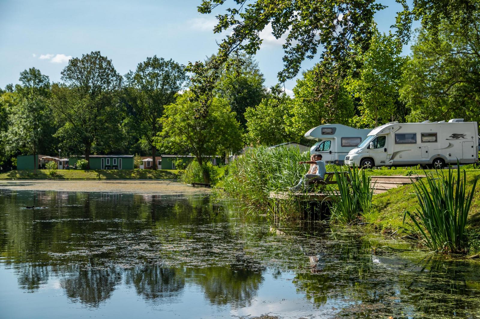 Het Amsterdamse Bos · Camperplaats Comfort aan het water cover