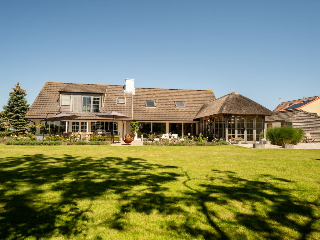 Villa Rosetree with sauna and pool table cover