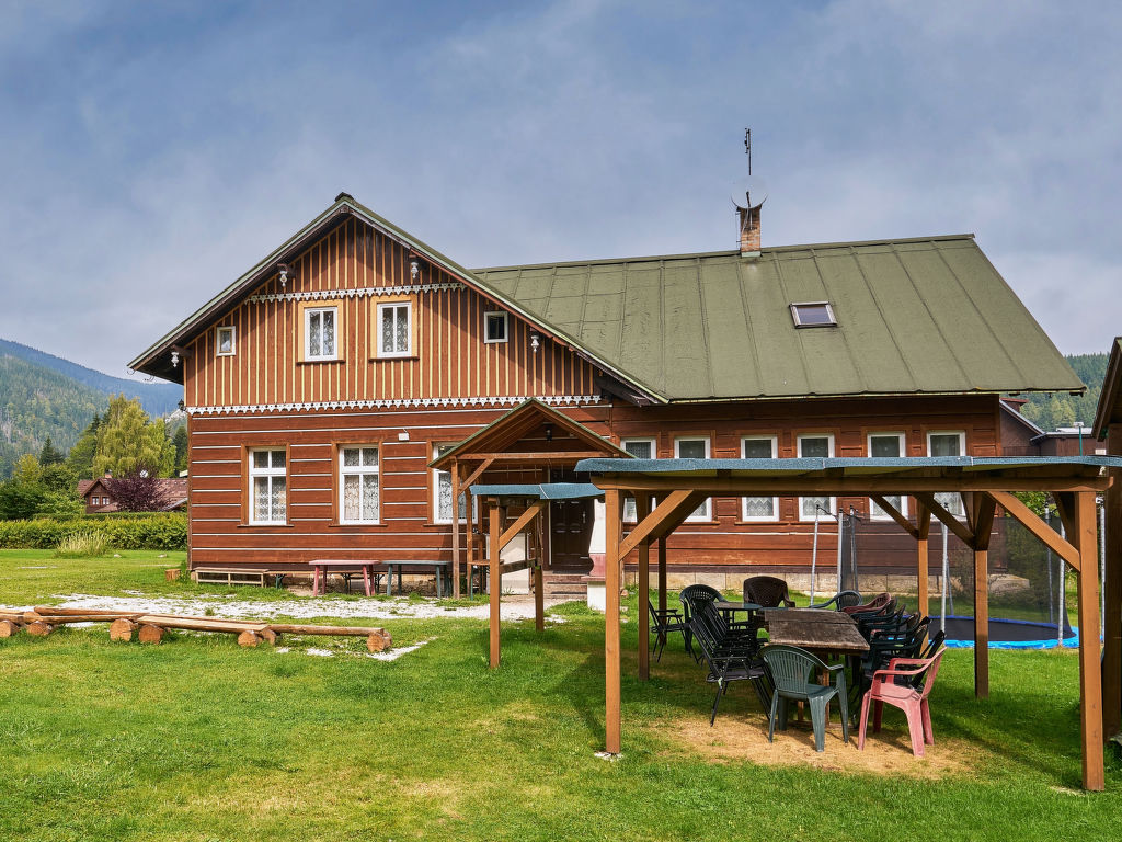 Švýcarský dvůr Lodge cover