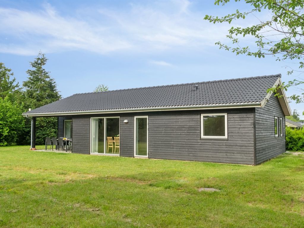 "Dorreth" - 3.2km from the sea cover