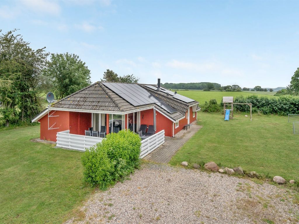 "Emly" - 1.1km from the sea cover