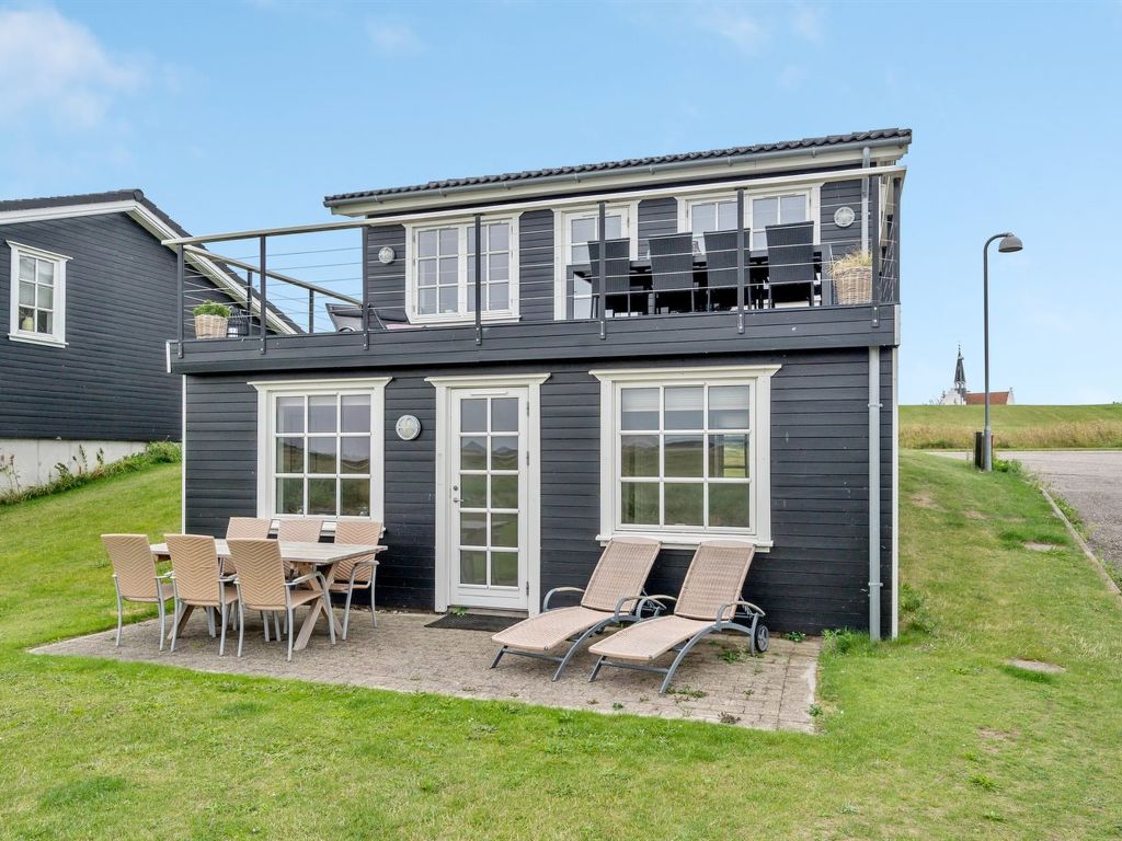 "Asmund" - 150m from the sea cover