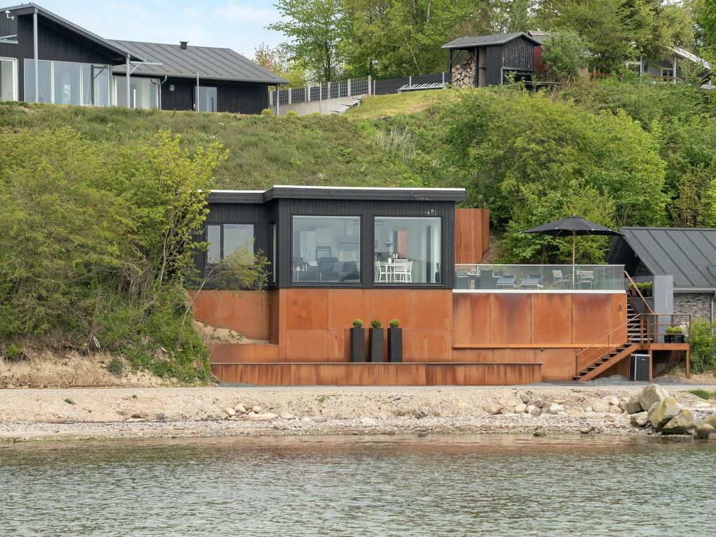 "Florinda" - 10m from the sea cover