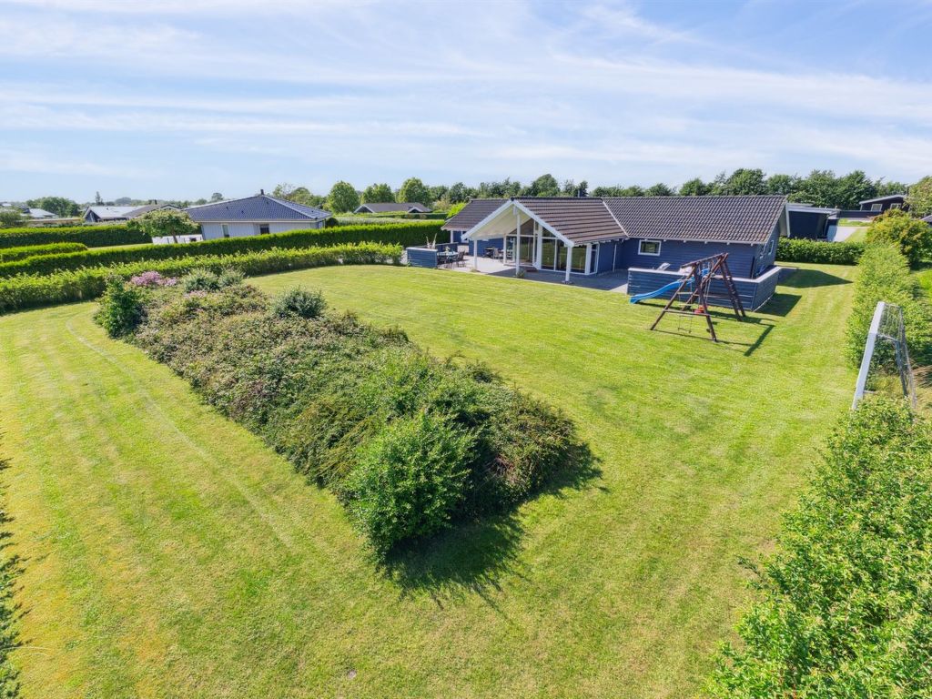 "Edzard" - 800m from the sea cover