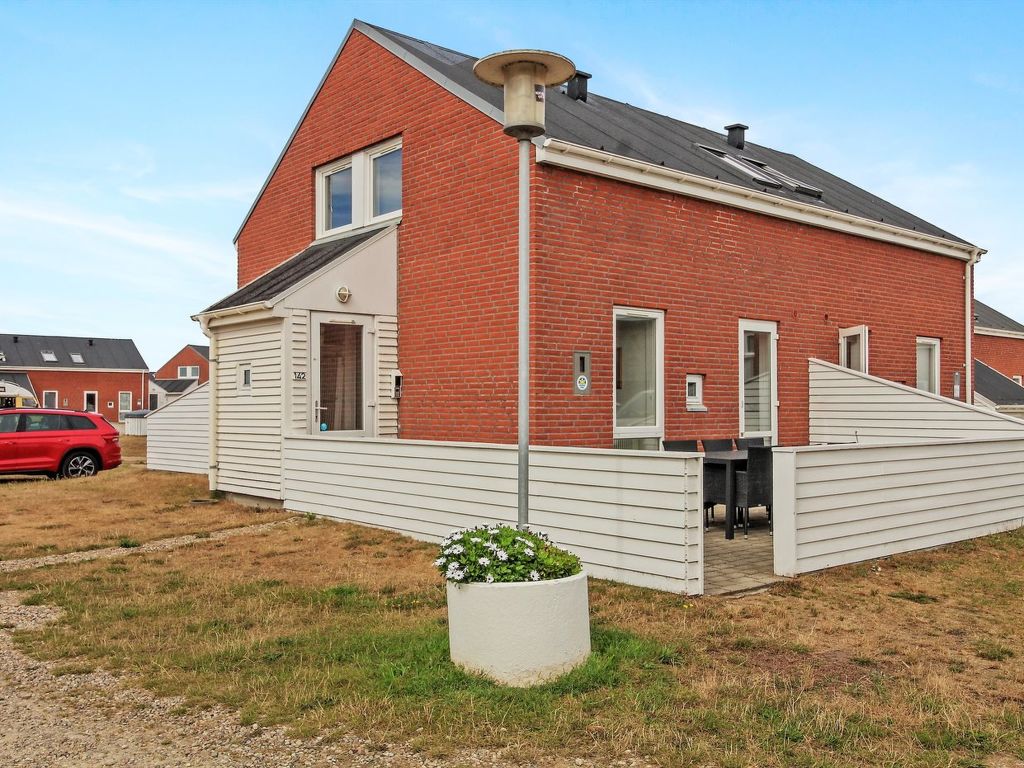 "Raine" - 2.3km from the sea cover