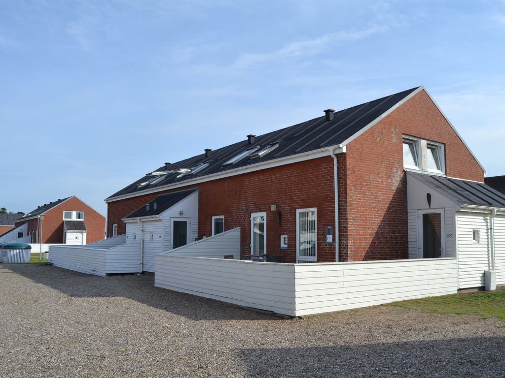 "Arna" - 2.3km from the sea cover