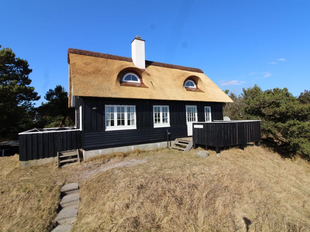"Erikke" - 300m from the sea cover