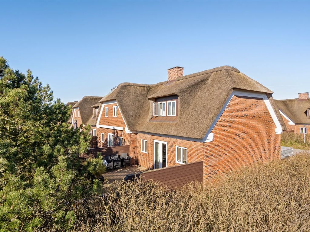 "Oneida" - 800m from the sea cover