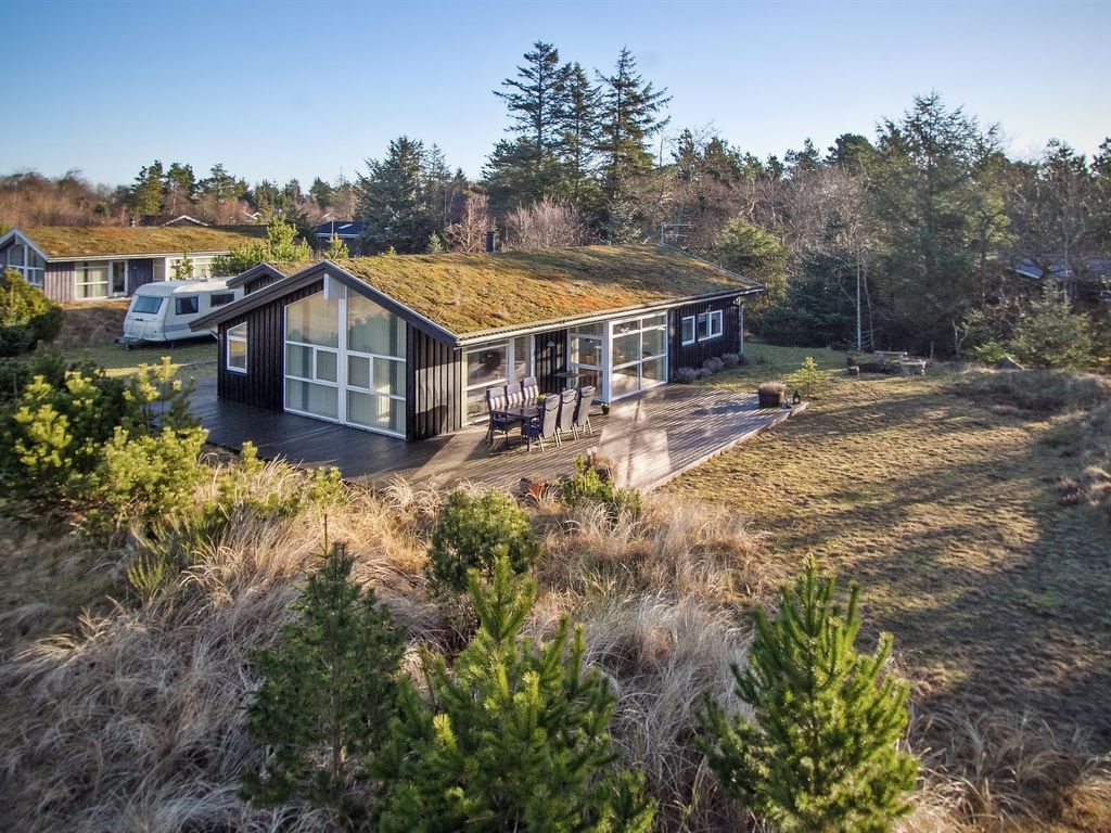 "Edger" - 2.3km from the sea cover