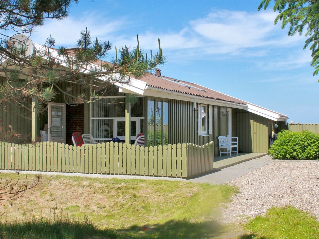 "Annick" - 300m from the sea cover