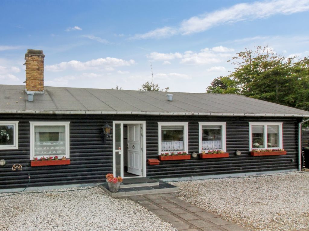 "Ellanor" - 1.4km from the sea cover