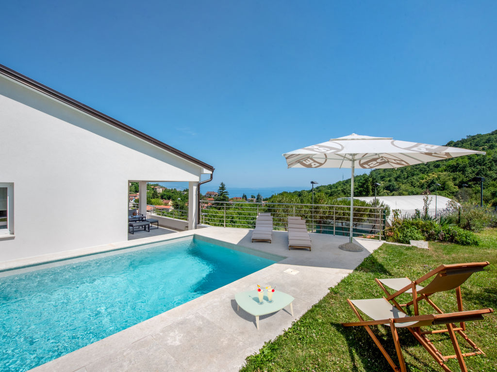 Villa Luni cover