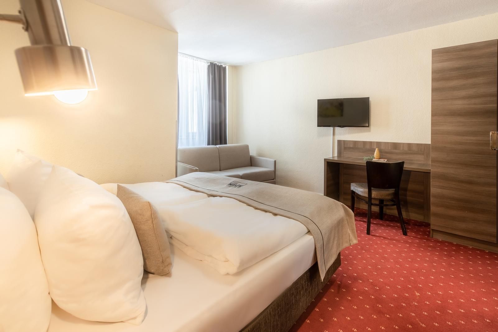 Hotel Leonet cover