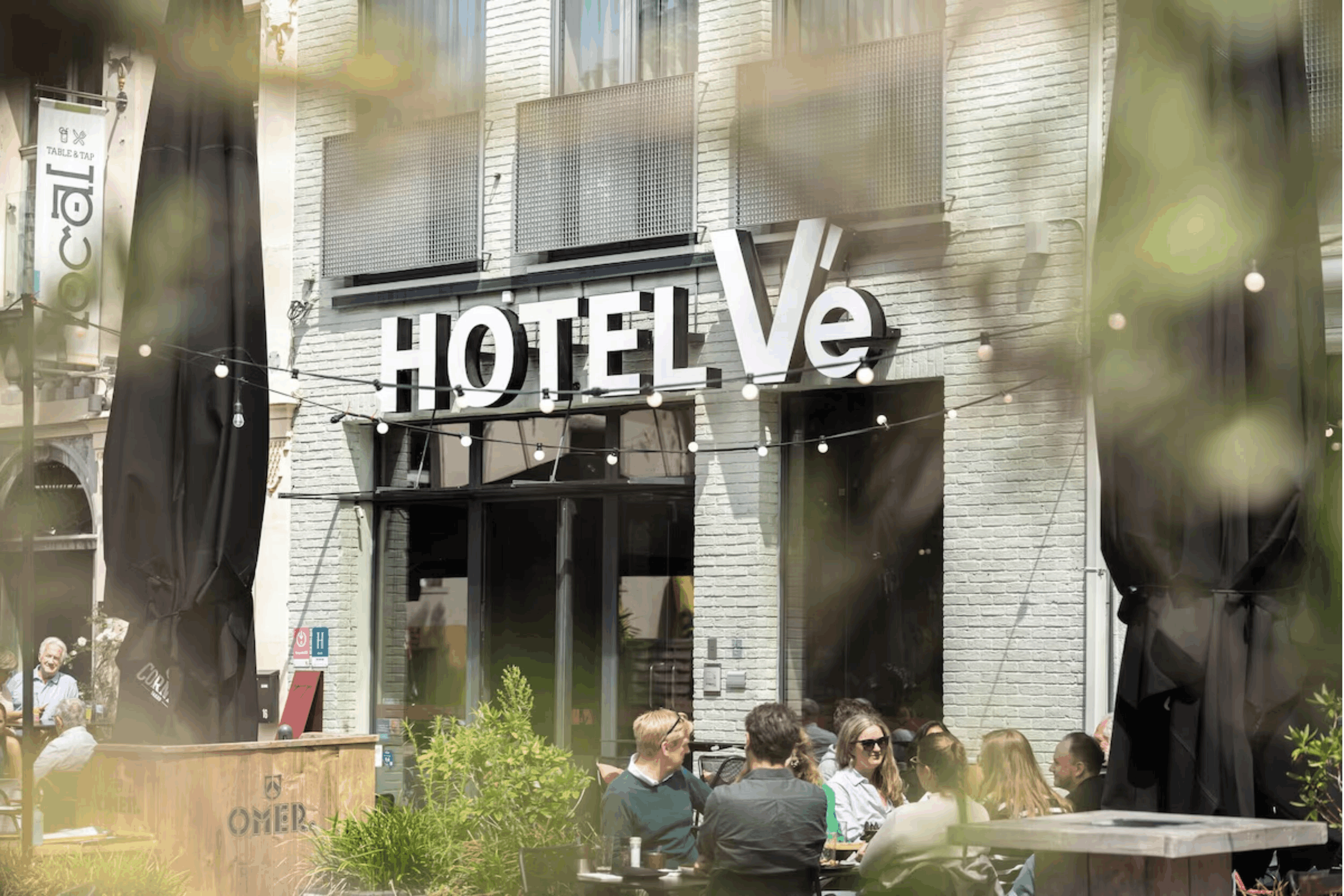 Hotel Vé cover