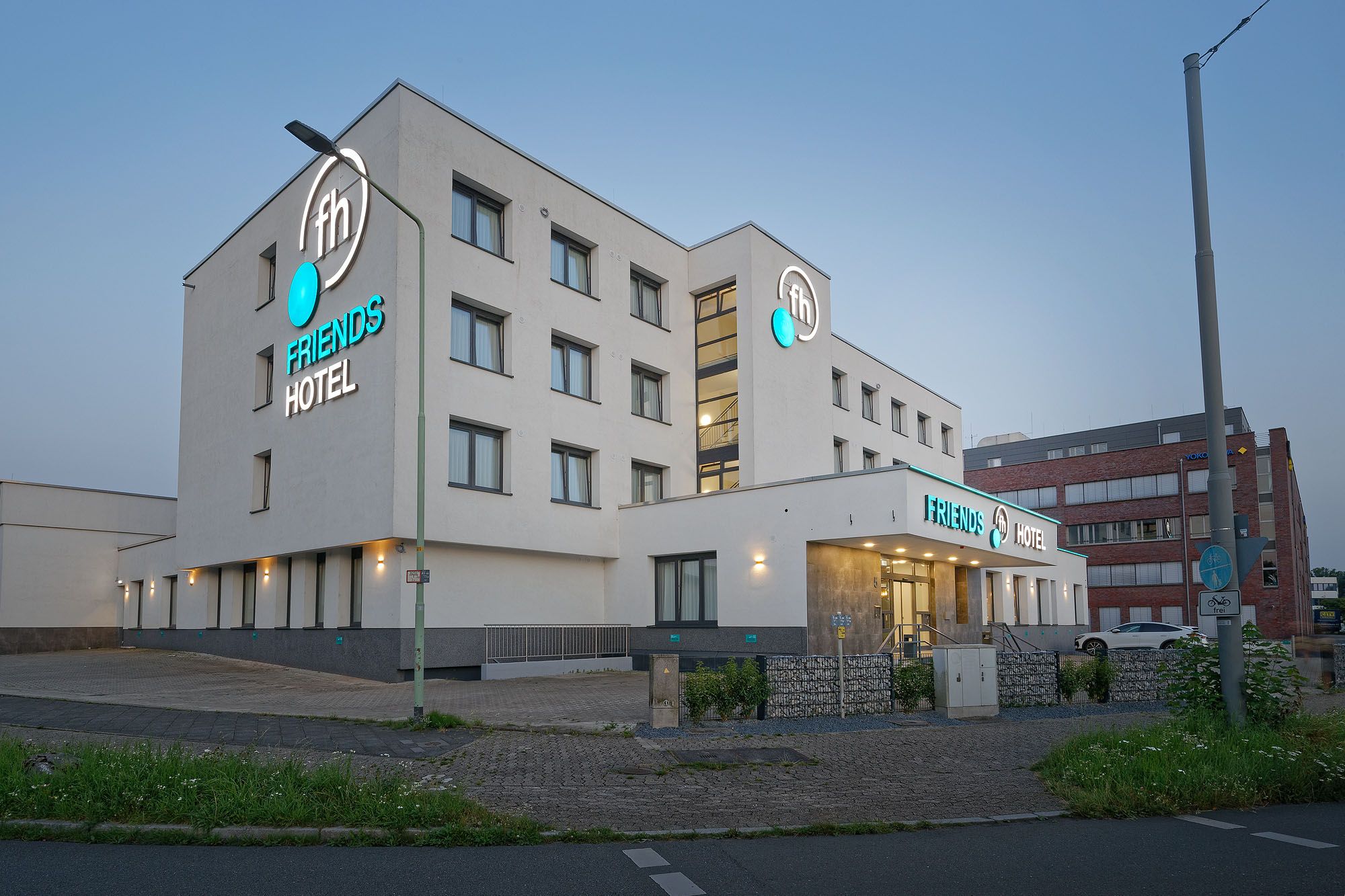 Friends Hotel Düsseldorf cover