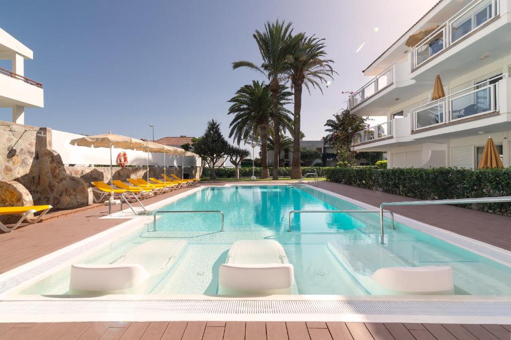Apartamentos Montemayor cover