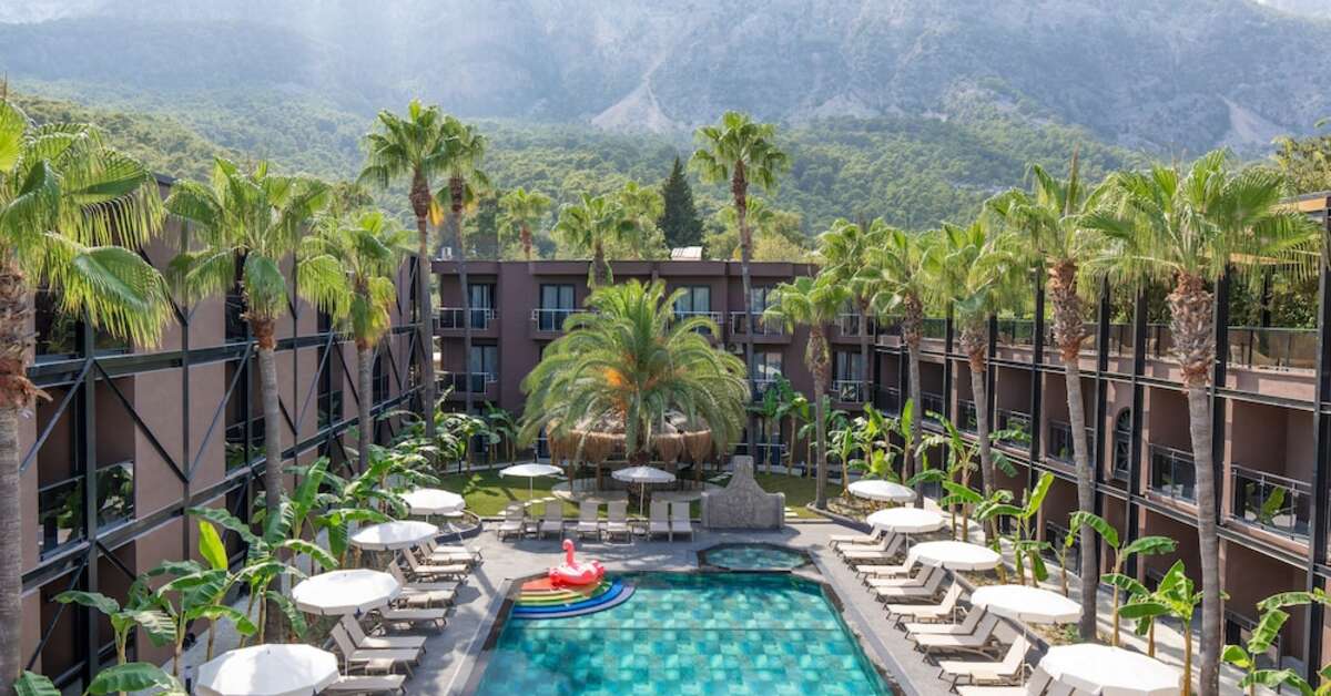 Hotel Golden Sun cover