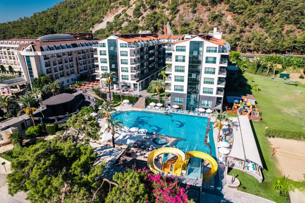 Grand Ring Hotel cover