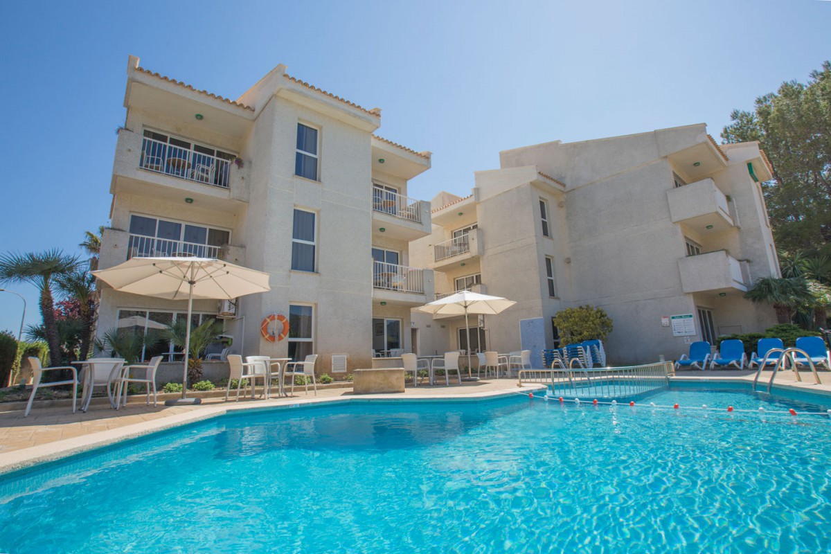 Apartamentos Massol cover