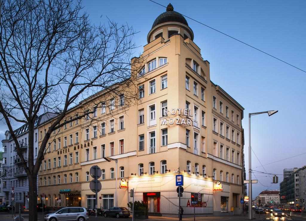 Hotel Mozart cover