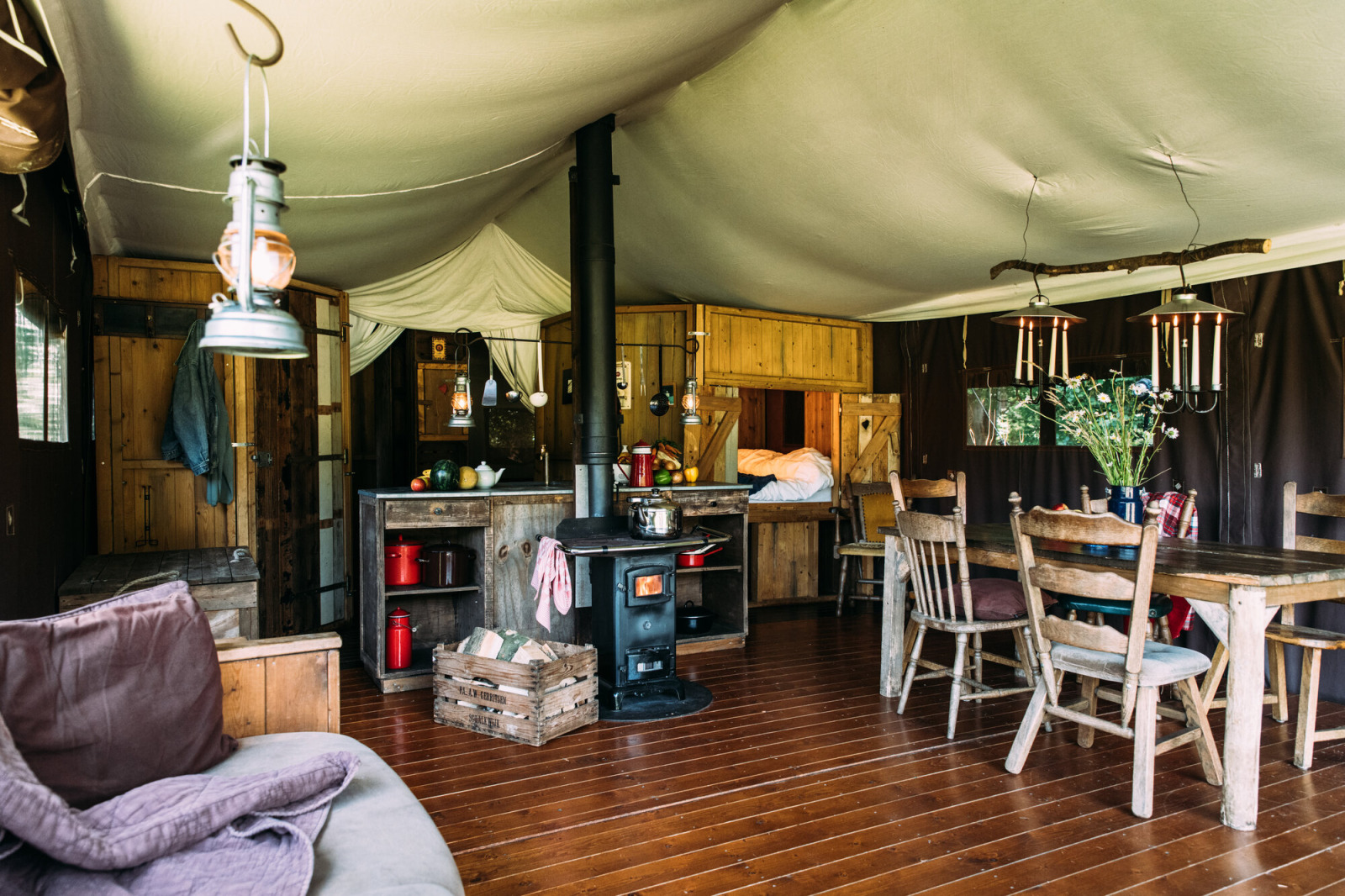 Tenthuisje naast de tent