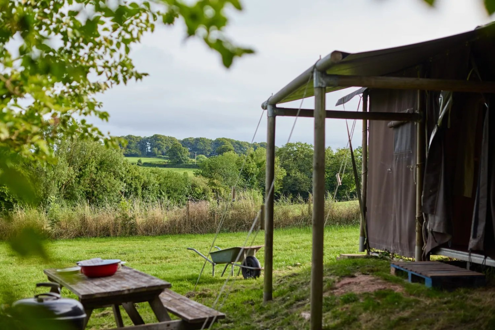 Tenthuisje naast de tent