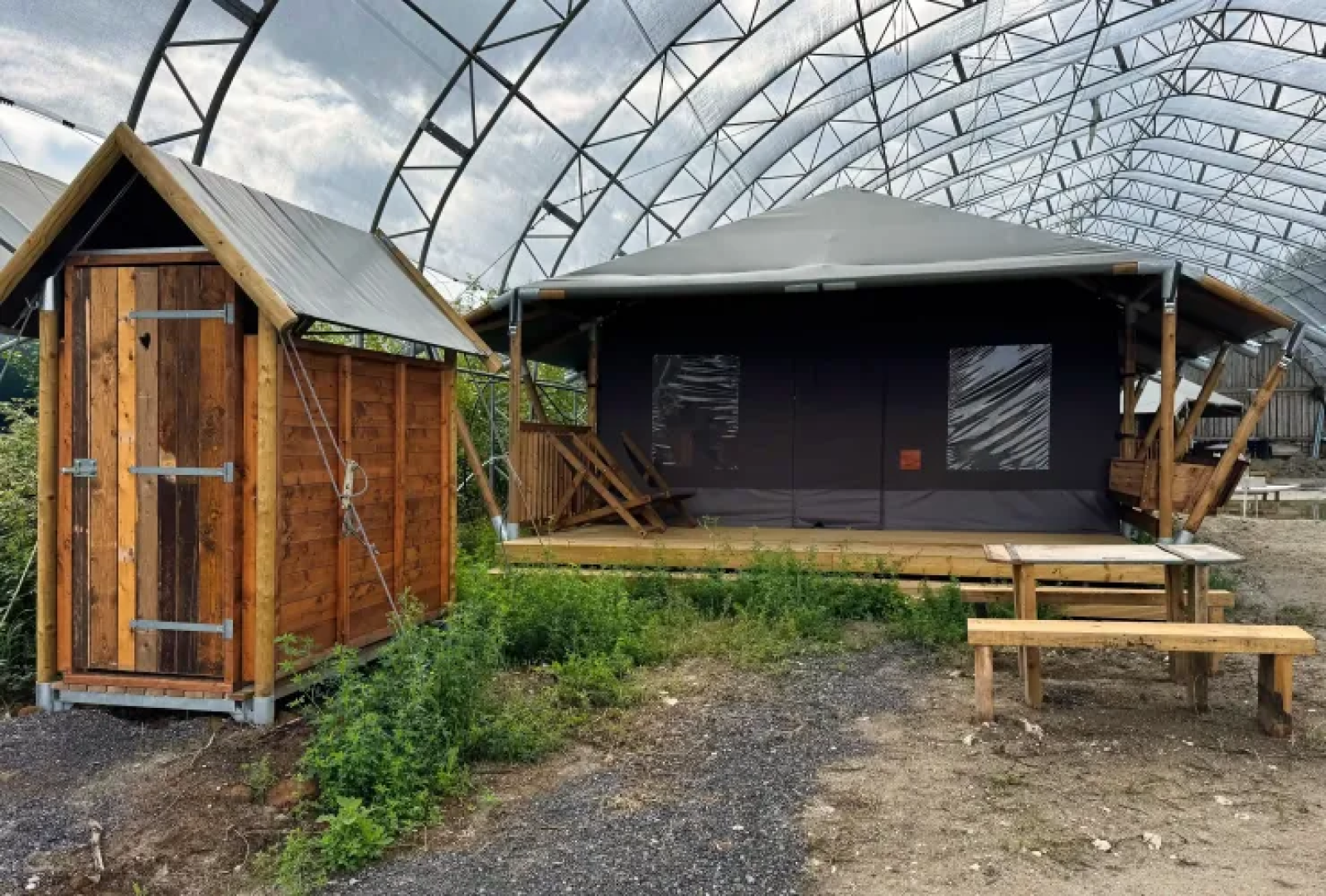 Overkapt Tenthuisje naast de tent