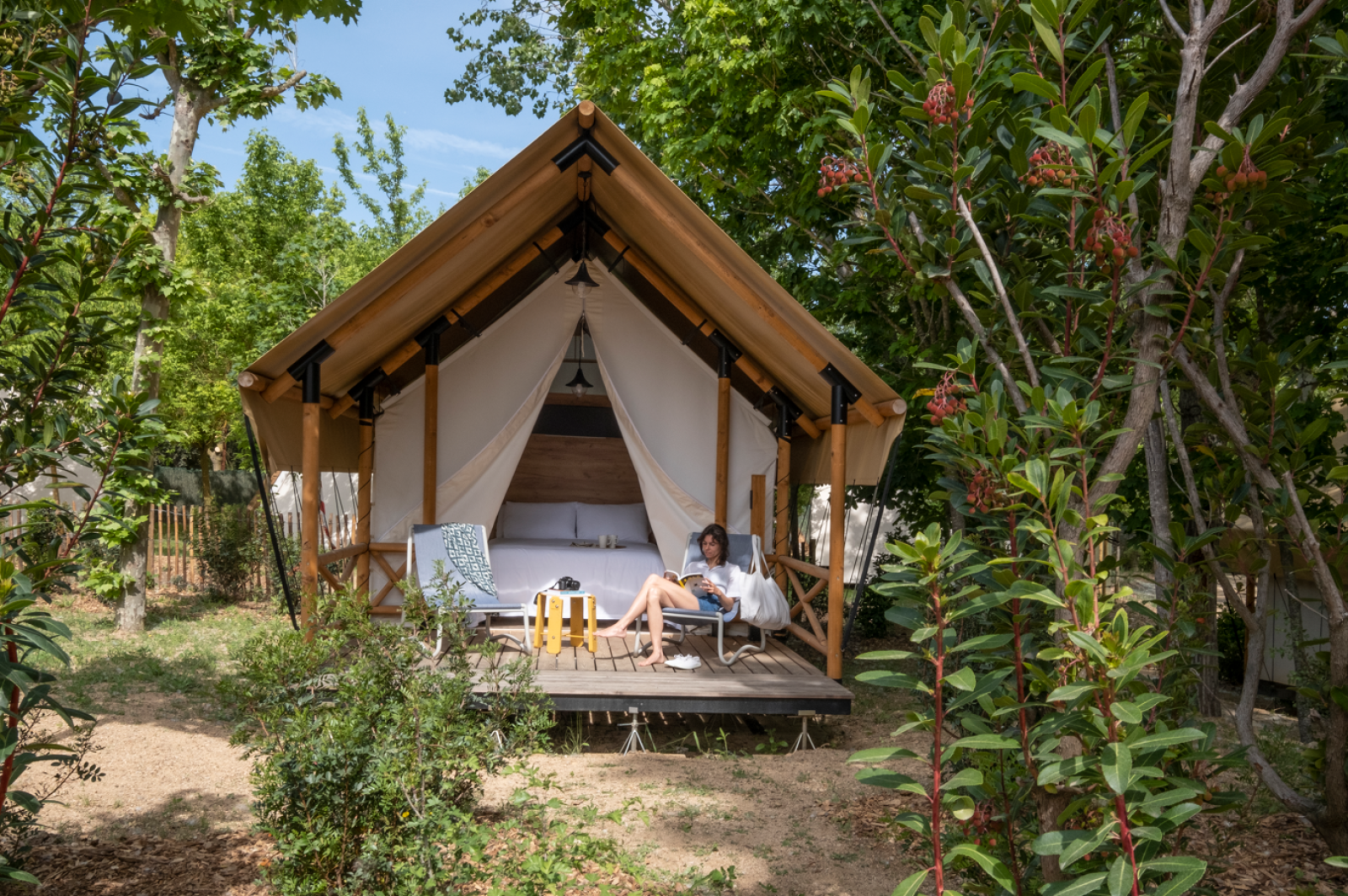 «Glamping Couple» cover