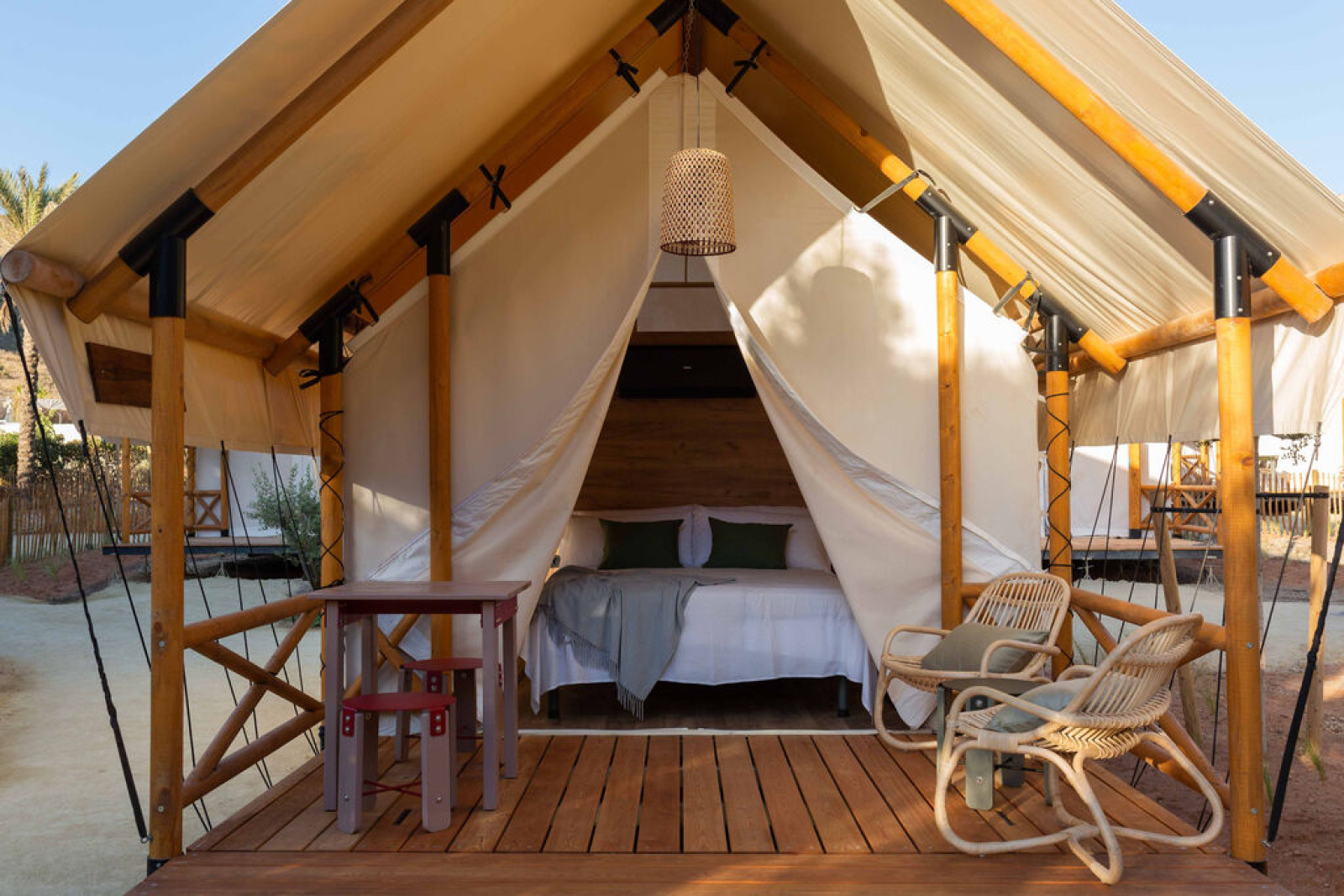 «Glamping Couple» cover