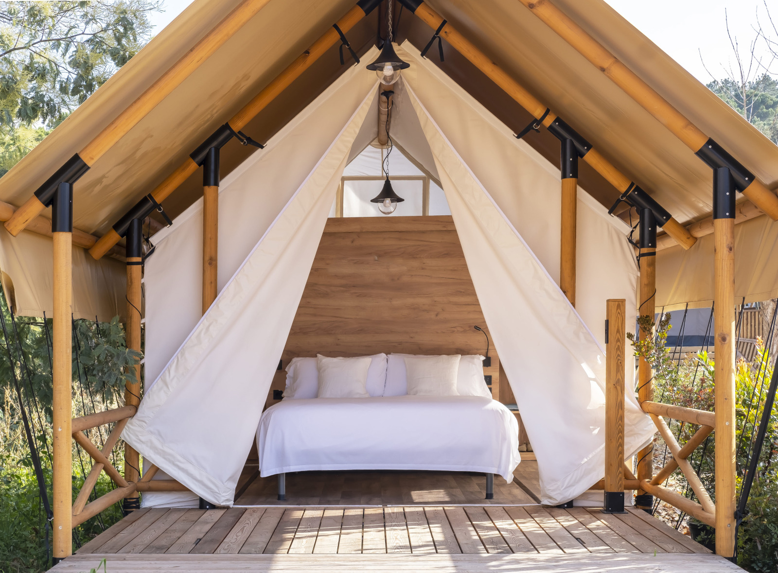 «Glamping Couple» cover