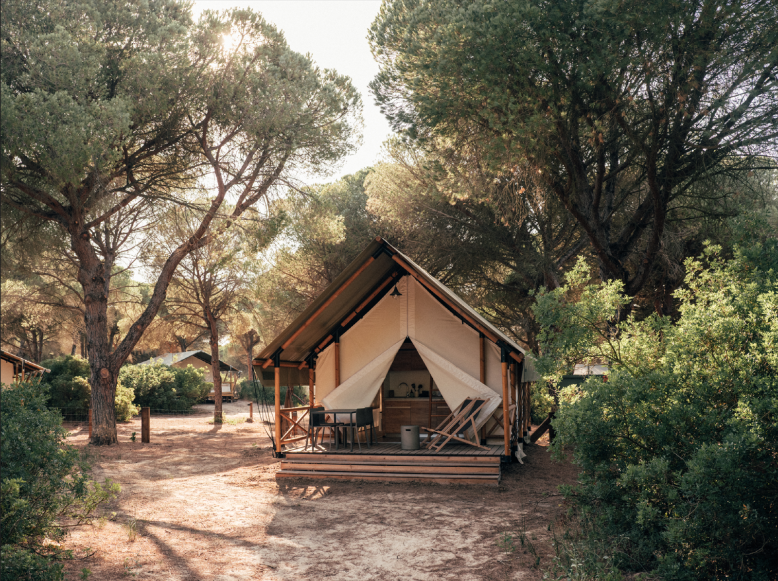 «Glamping Couple» cover
