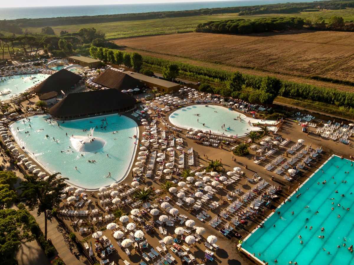 hu Park Albatros village cover