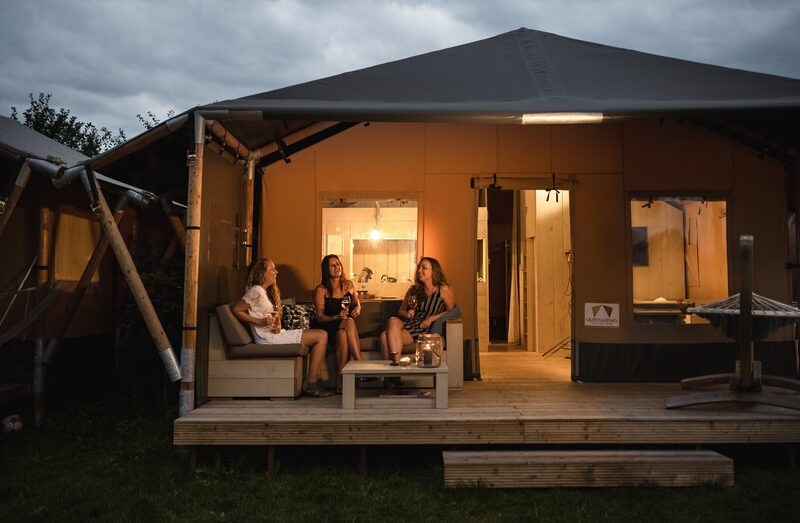 Fraaie 8-persoons Safaritent op park in Voorthuizen Veluwe cover